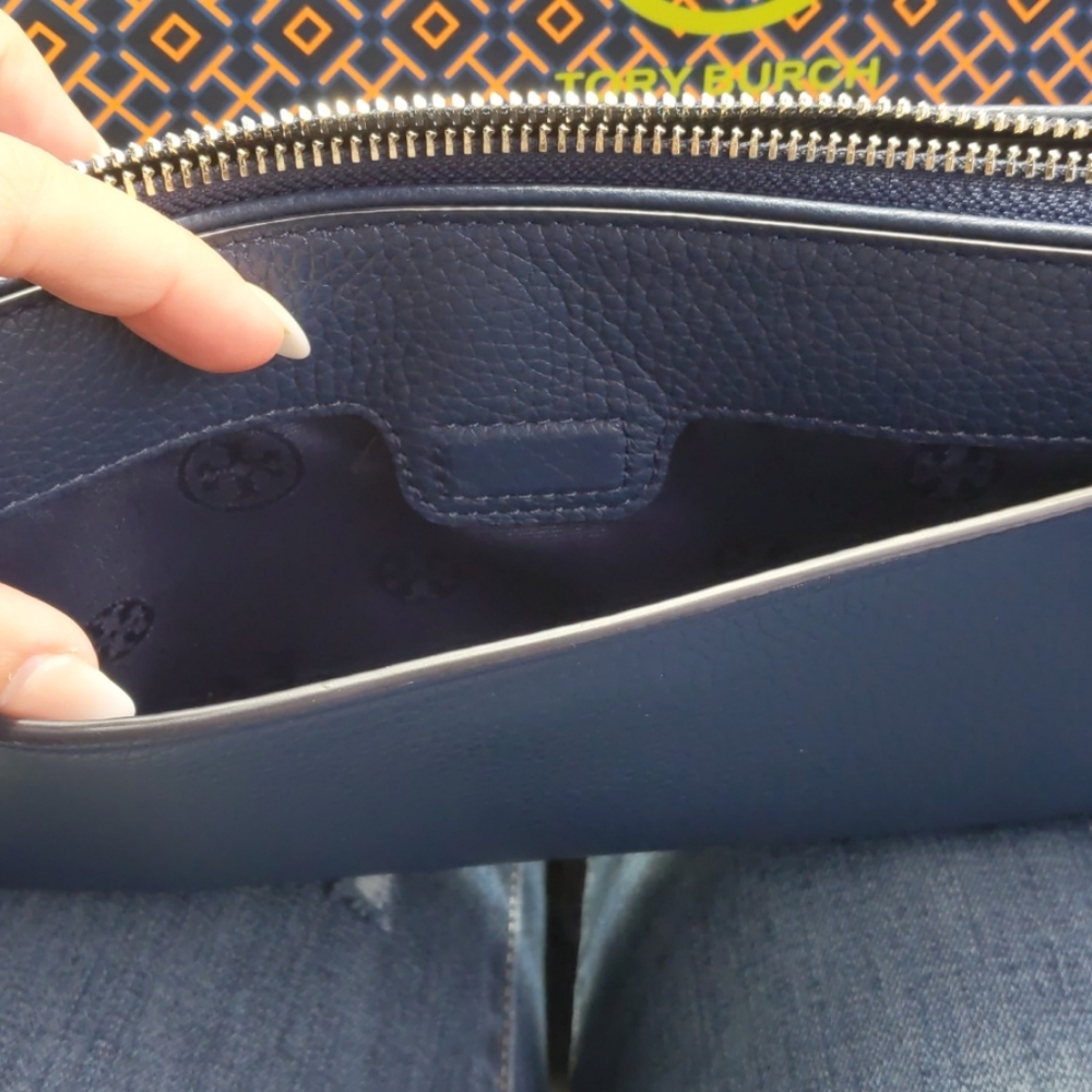 Navy blue Tory Burch zip closure purse - Picture 4 of 8